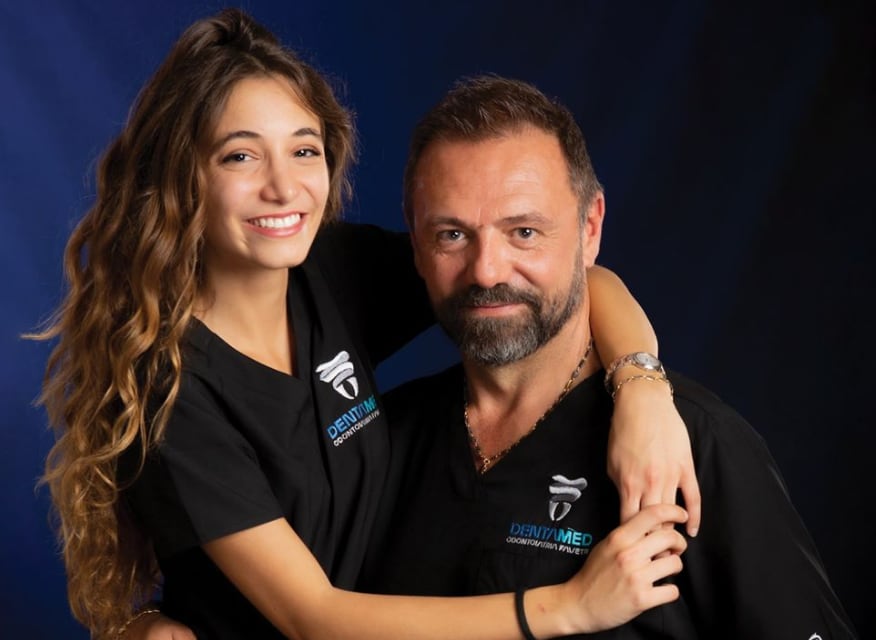 Due professionisti dei centri Dentamed in divisa nera
